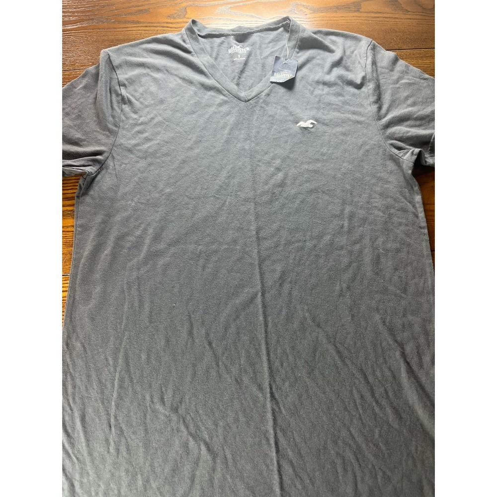 NWT Hollister Shirt Men's Size Small Gray V-Neck Short Sleeve Pullover NEW